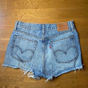 Light wash distressed Levi’s shorts size 28